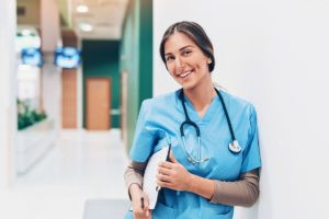 Điều dưỡng viên thận nhân tạo giúp bệnh nhân trong một trong những công việc điều dưỡng du lịch của cô