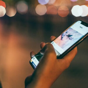 Thiết kế tiêu đề của bài viết về các ứng dụng và trang web để tìm bạn đồng hành du lịch.