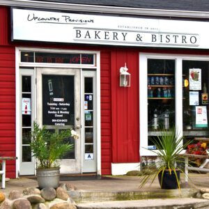 Nhà hàng Upcountry Provisions Bakery & Bistro với bánh mì tươi ngon và các món ăn nhẹ hấp dẫn, là điểm đến lý tưởng cho bữa sáng, bữa trưa hoặc bữa tối ấm cúng.