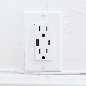 Ổ cắm điện kiểu Mỹ loại B với cổng USB-A và USB-C tích hợp.