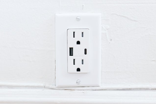 Ổ cắm điện kiểu Mỹ loại B với cổng USB-A và USB-C tích hợp.