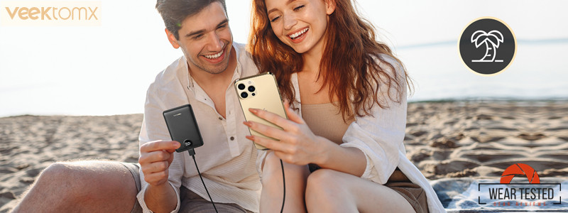 Sạc dự phòng VEEKTOMX Mini Power Bank 10000mAh đang được sử dụng