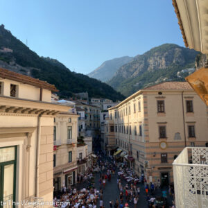Bãi biển Amalfi Town nhìn từ trên cao