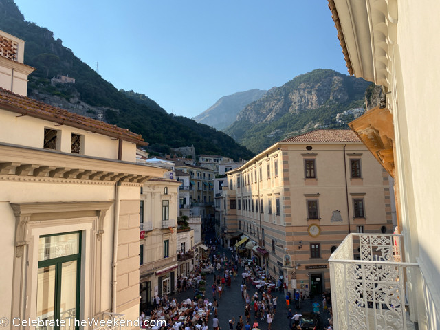 Bãi biển Amalfi Town nhìn từ trên cao