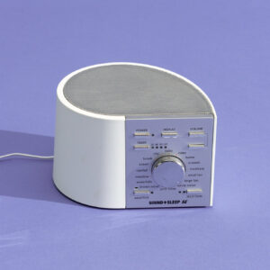 Máy tạo tiếng ồn Sound+Sleep SE với thiết kế nút bấm và núm xoay rõ ràng, dễ sử dụng.