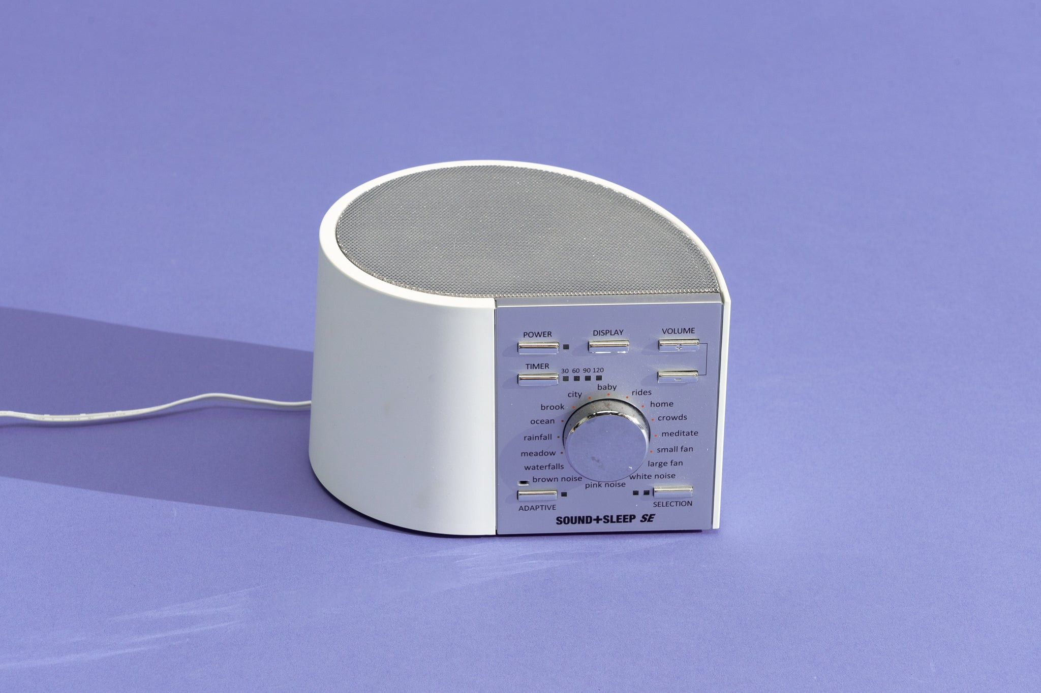 Máy tạo tiếng ồn Sound+Sleep SE với thiết kế nút bấm và núm xoay rõ ràng, dễ sử dụng.