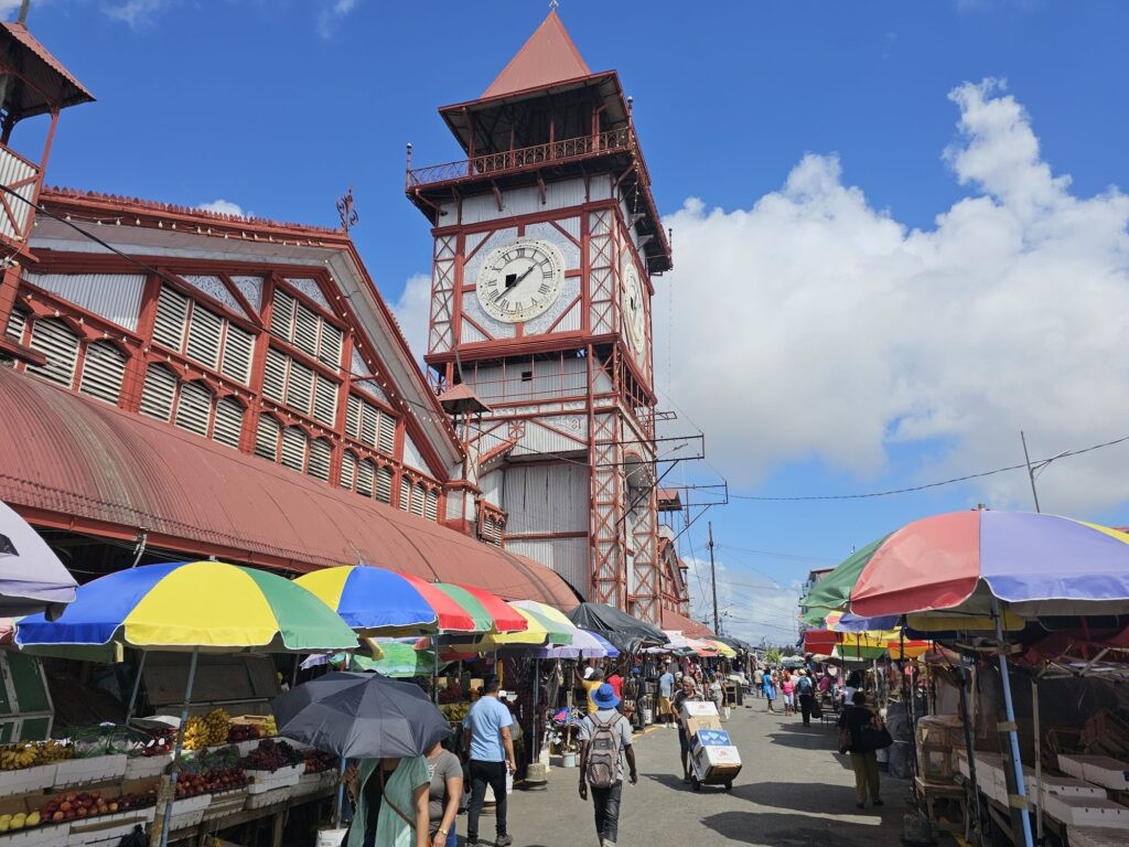 Chợ địa phương sôi động ở Guyana