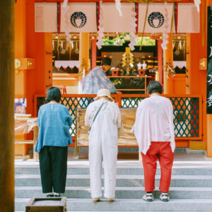 Du khách viếng thăm một ngôi đền Thần đạo Nhật Bản ở Kyoto, nơi nổi tiếng với các đền thờ, chùa chiền và văn hóa truyền thống Nhật Bản.