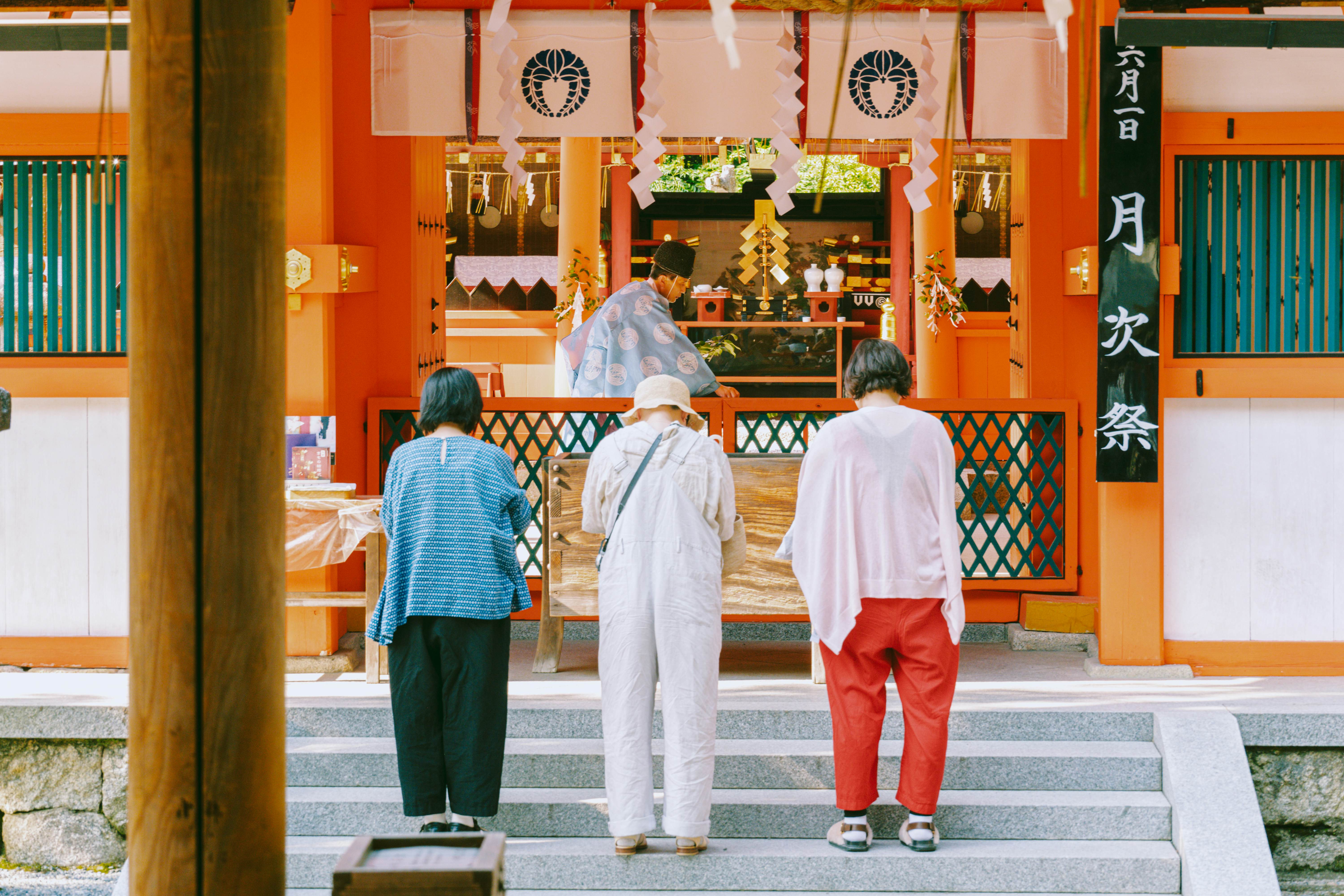 Du khách viếng thăm một ngôi đền Thần đạo Nhật Bản ở Kyoto, nơi nổi tiếng với các đền thờ, chùa chiền và văn hóa truyền thống Nhật Bản.