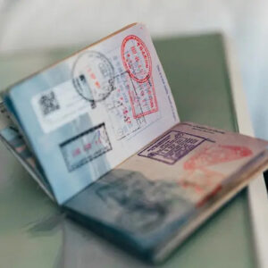 Hộ chiếu mở trang bên trong có đóng dấu