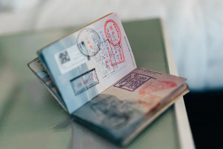 Hộ chiếu mở trang bên trong có đóng dấu